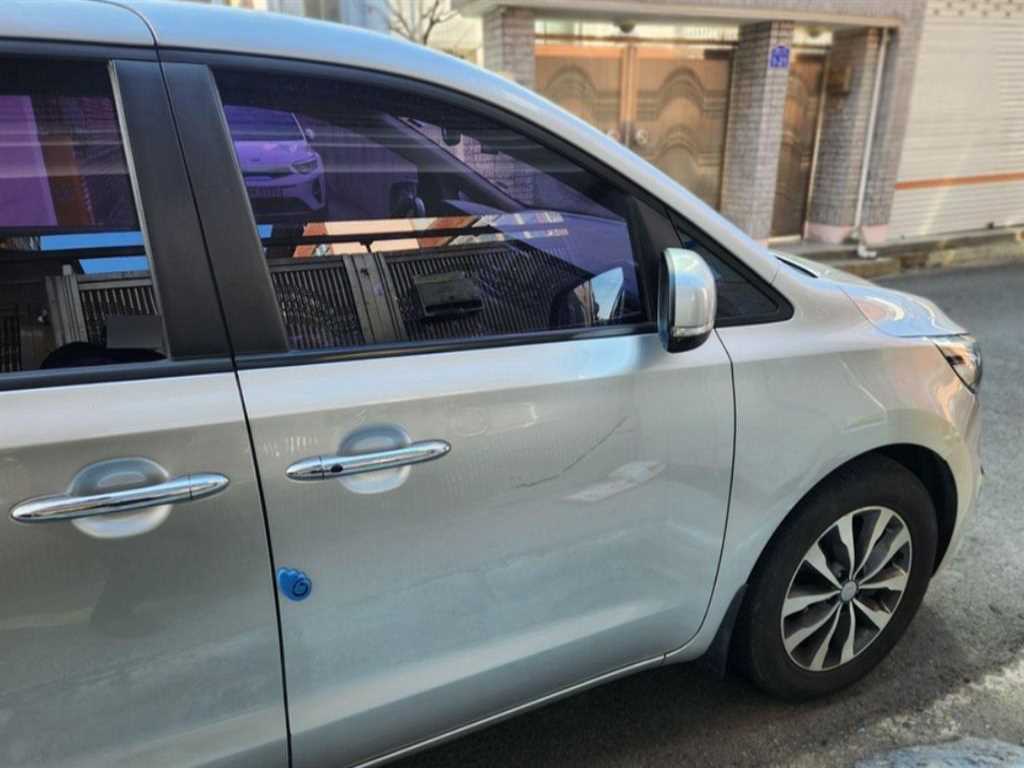 KIA Carnival - Vista 5