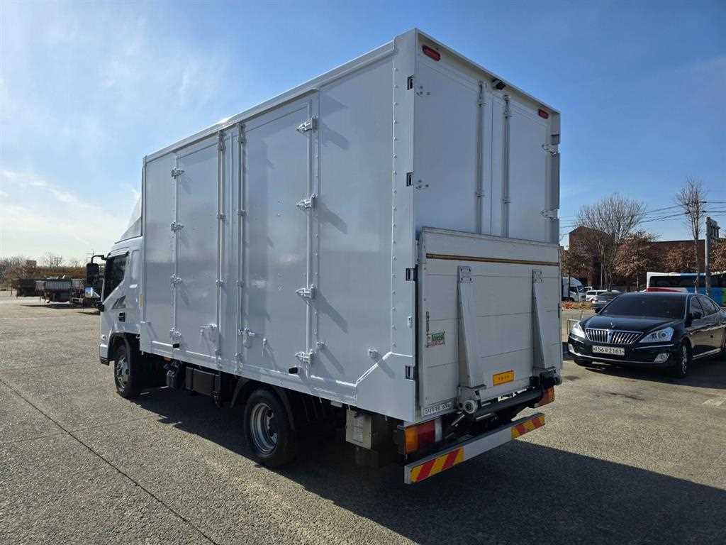 medium and large cargo truck - Vista 6