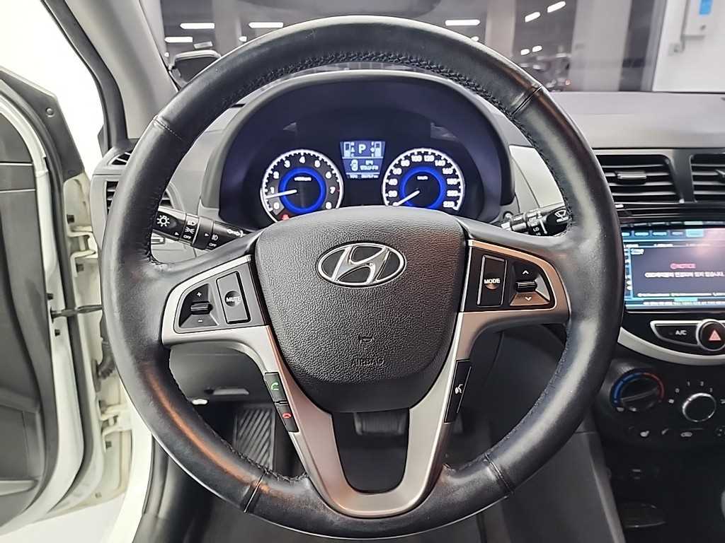 HYUNDAI Accent - Vista 9