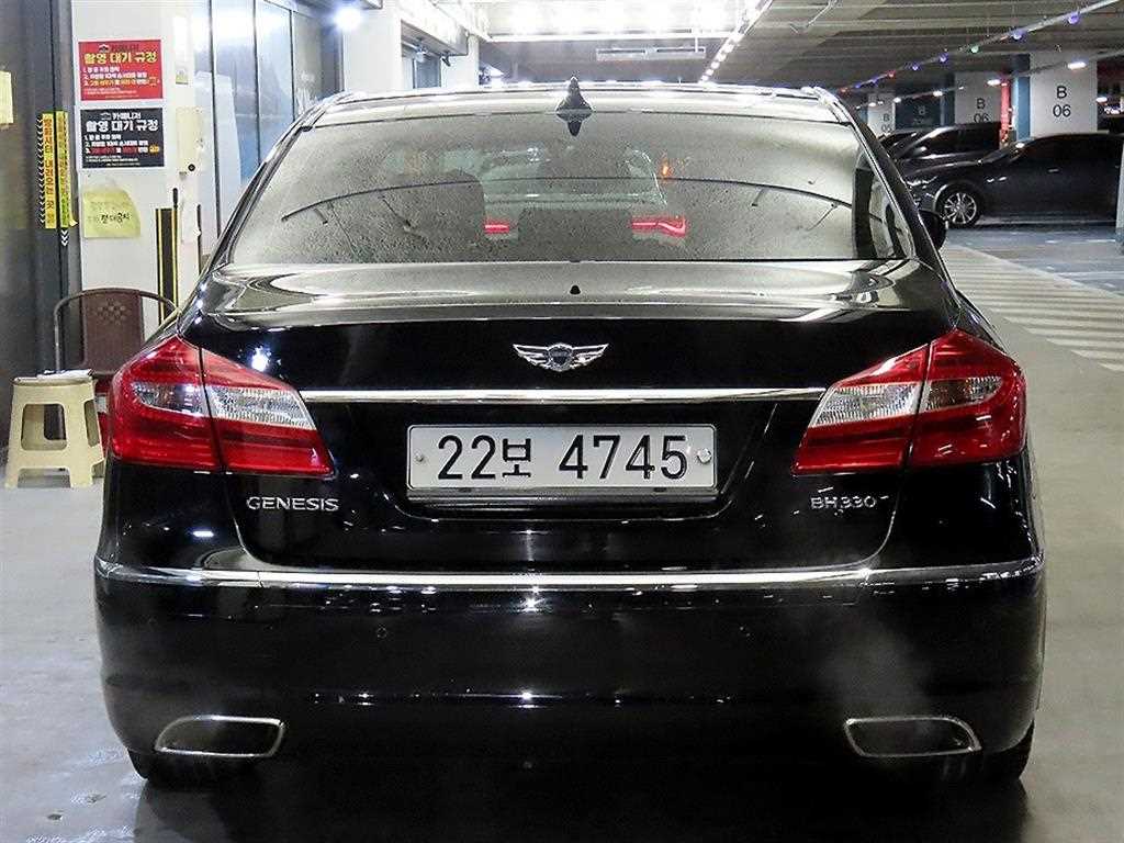 HYUNDAI Genesis - Vista 5