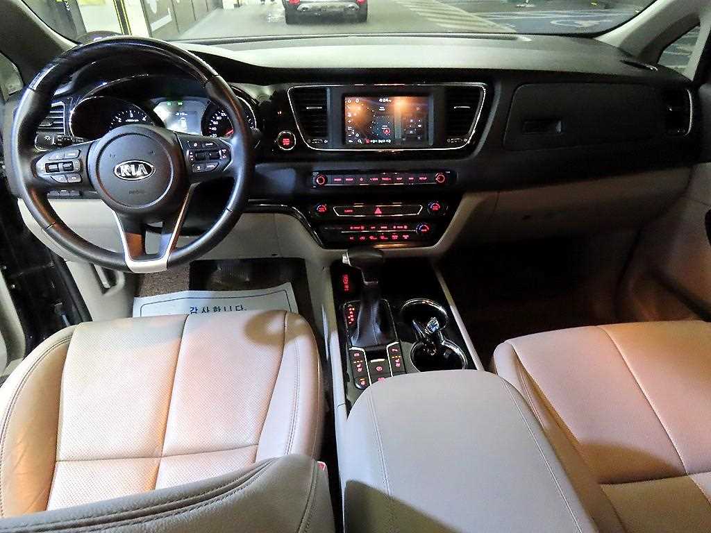 KIA Carnival - Vista 11