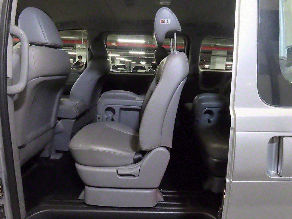 HYUNDAI Starex - Vista 7