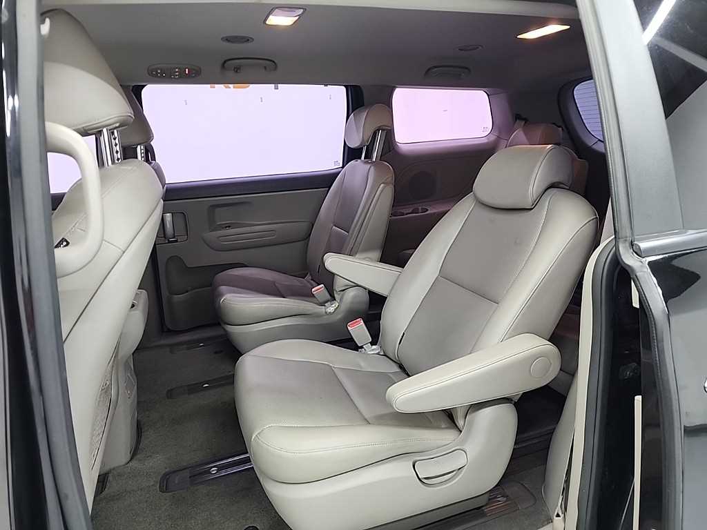 KIA Carnival - Vista 12