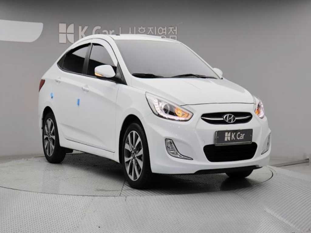 HYUNDAI Accent - Vista 3