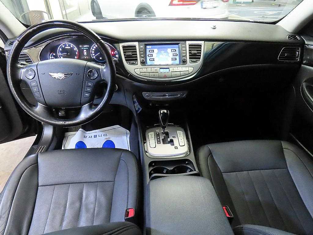 HYUNDAI Genesis - Vista 10