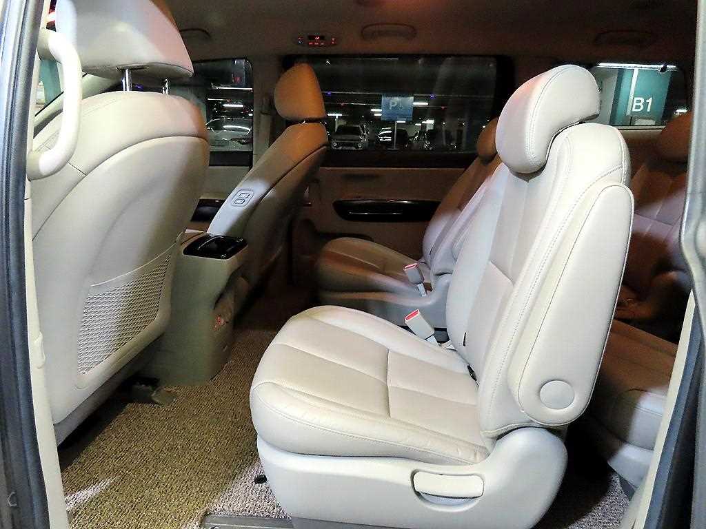 KIA Carnival - Vista 7