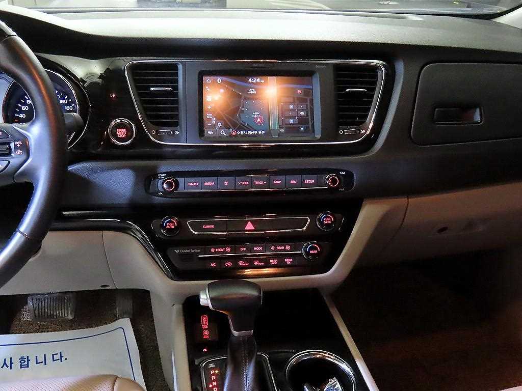 KIA Carnival - Vista 12