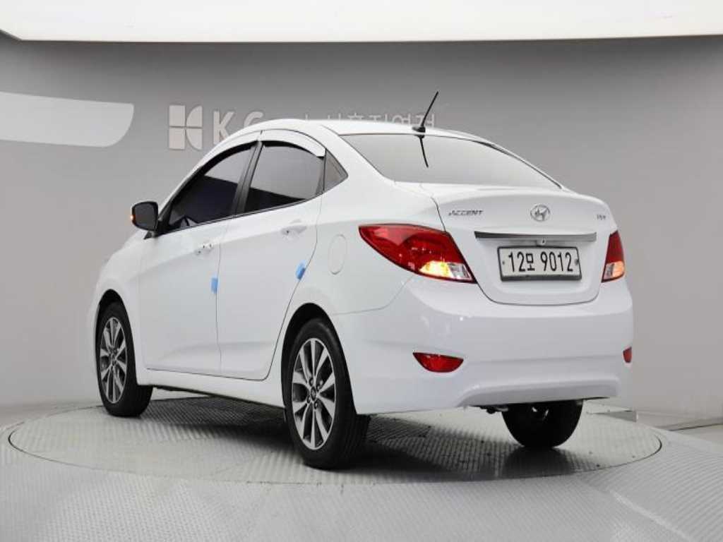 HYUNDAI Accent - Vista 2