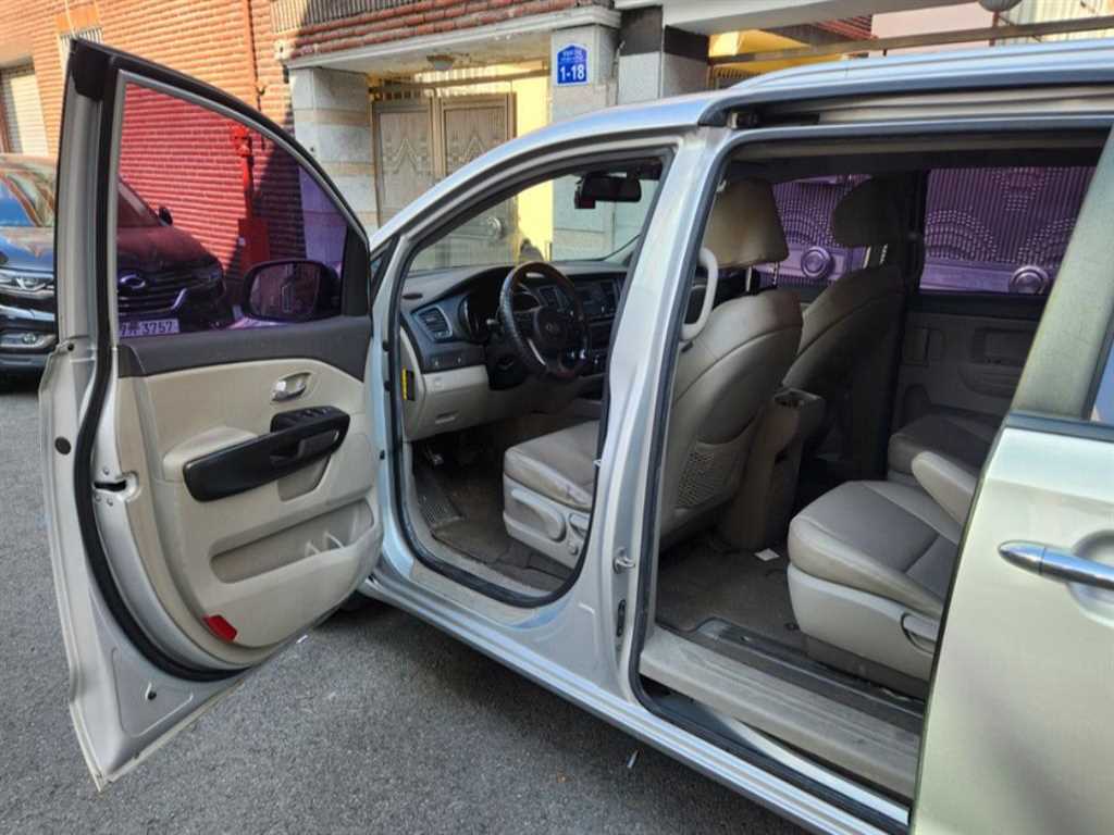 KIA Carnival - Vista 11