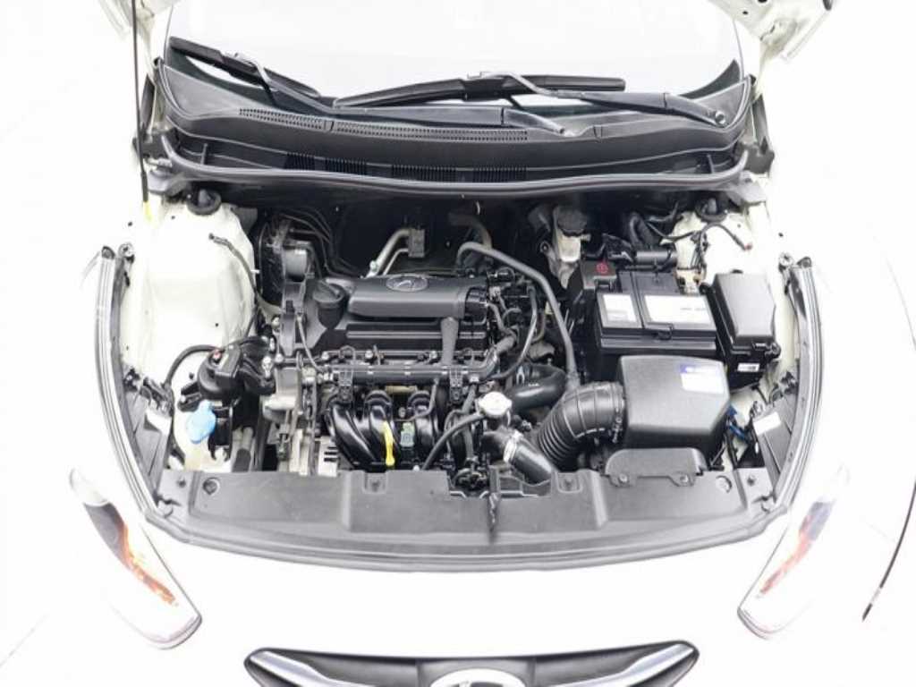 HYUNDAI Accent - Vista 9