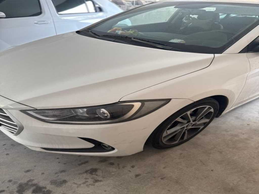 HYUNDAI Avante - Vista 5