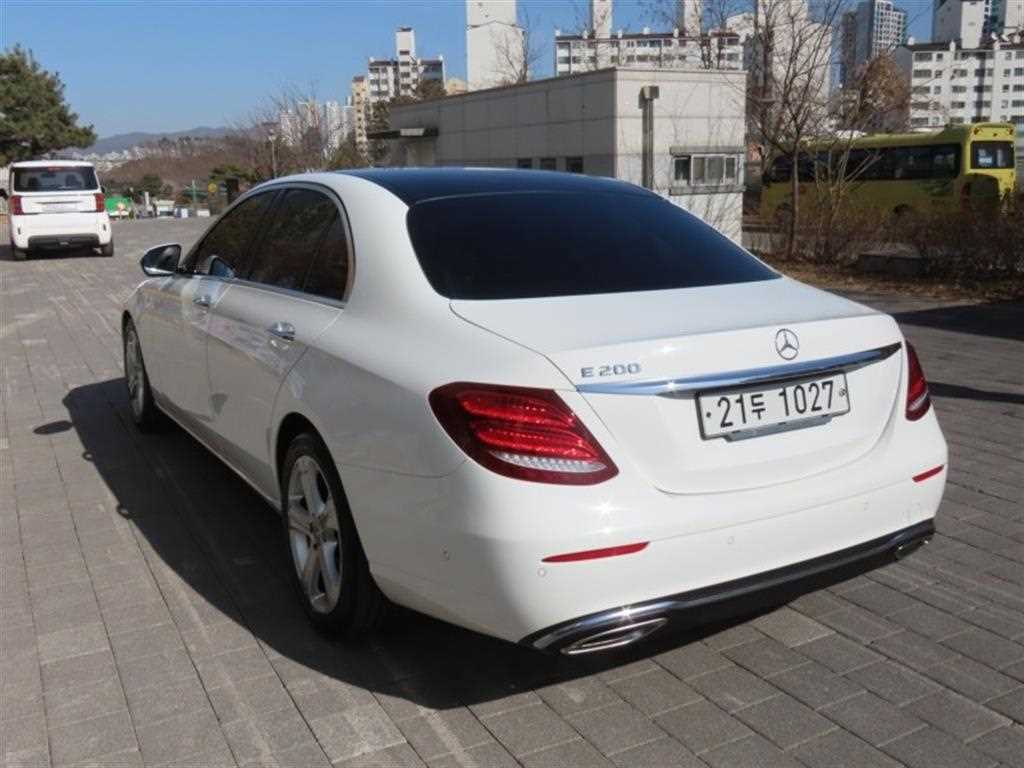 Mercedes Benz E class - Vista 4