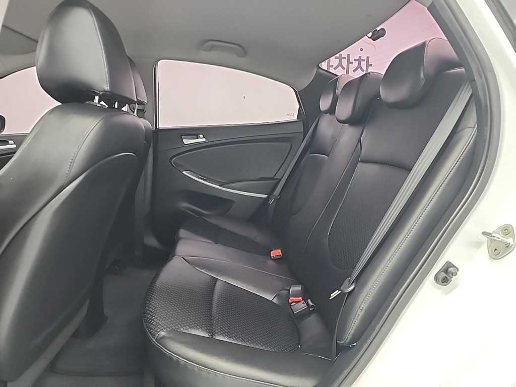 HYUNDAI Accent - Vista 12