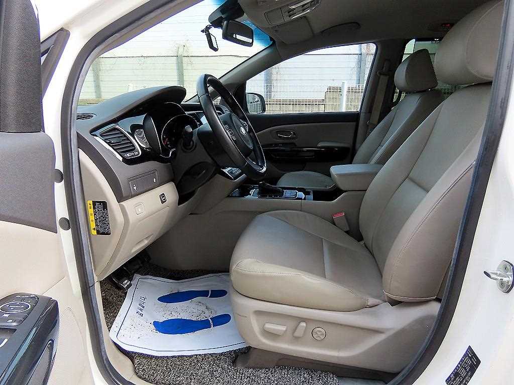 KIA Carnival - Vista 5