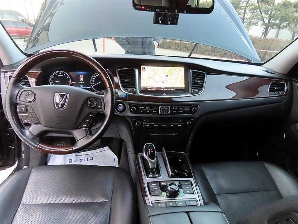 HYUNDAI Equus - Vista 7