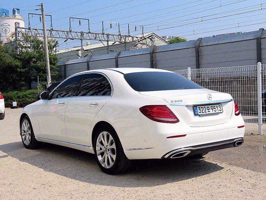 Mercedes Benz E class - Vista 3