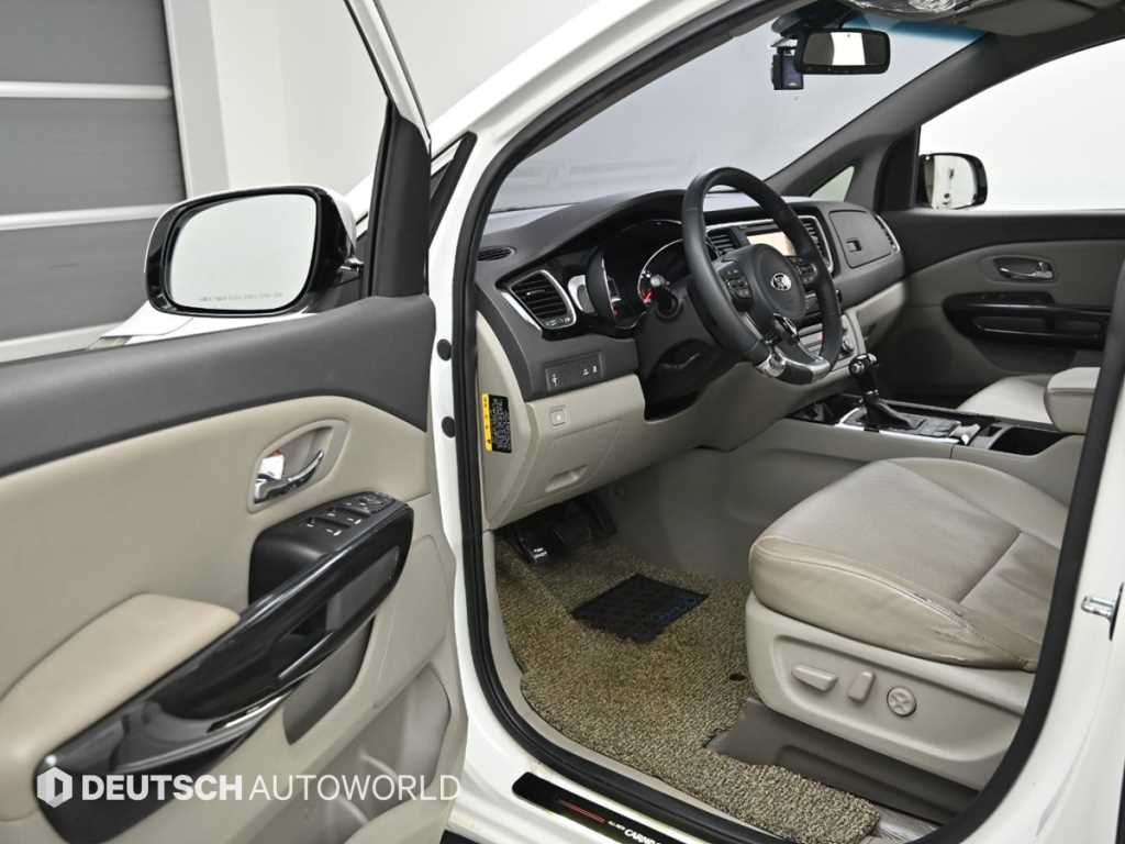 KIA Carnival - Vista 11