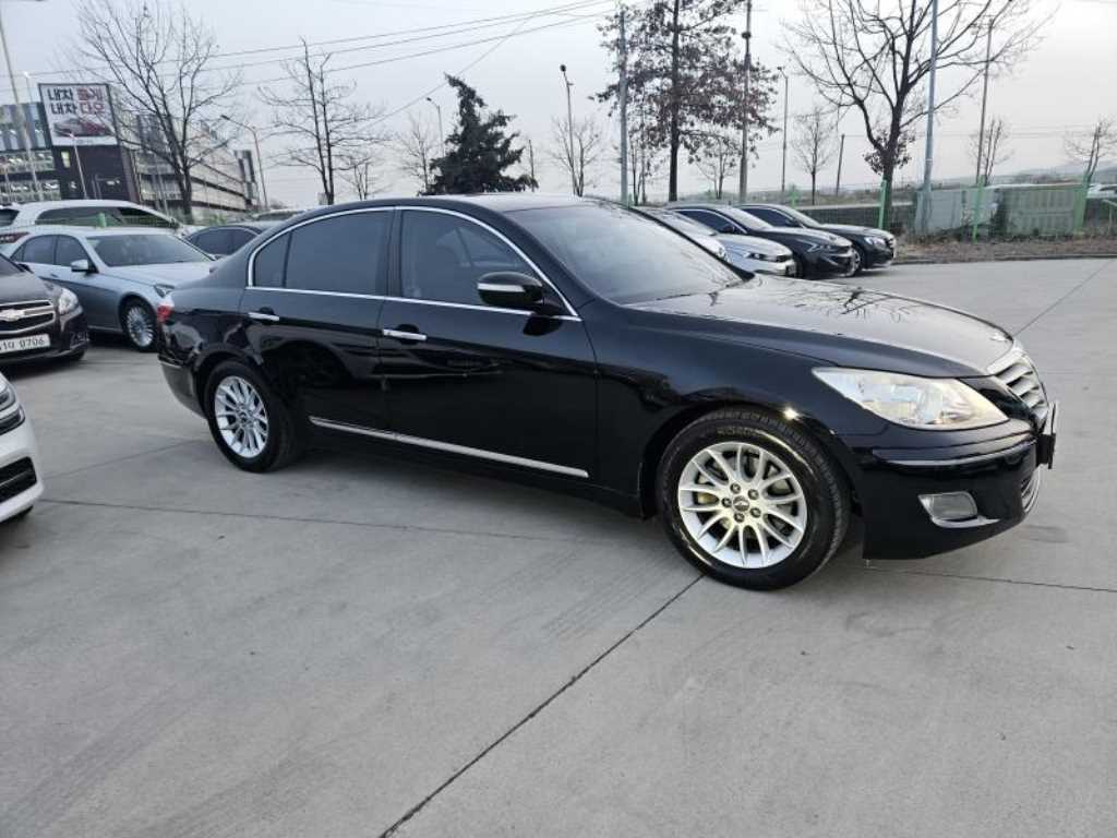 HYUNDAI Genesis - Vista 5