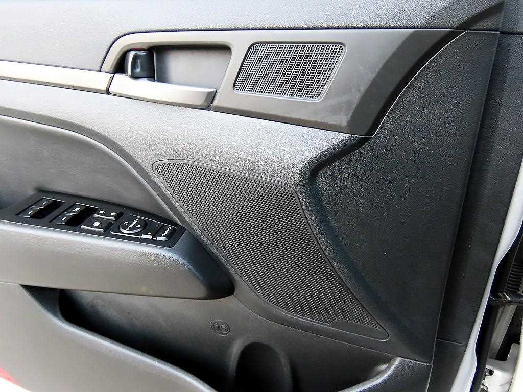 HYUNDAI Avante - Vista 11