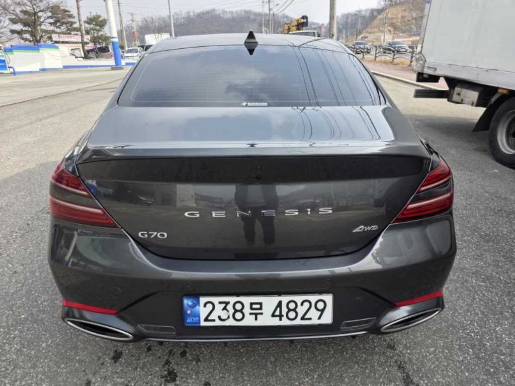 Genesis G70 - Vista 5