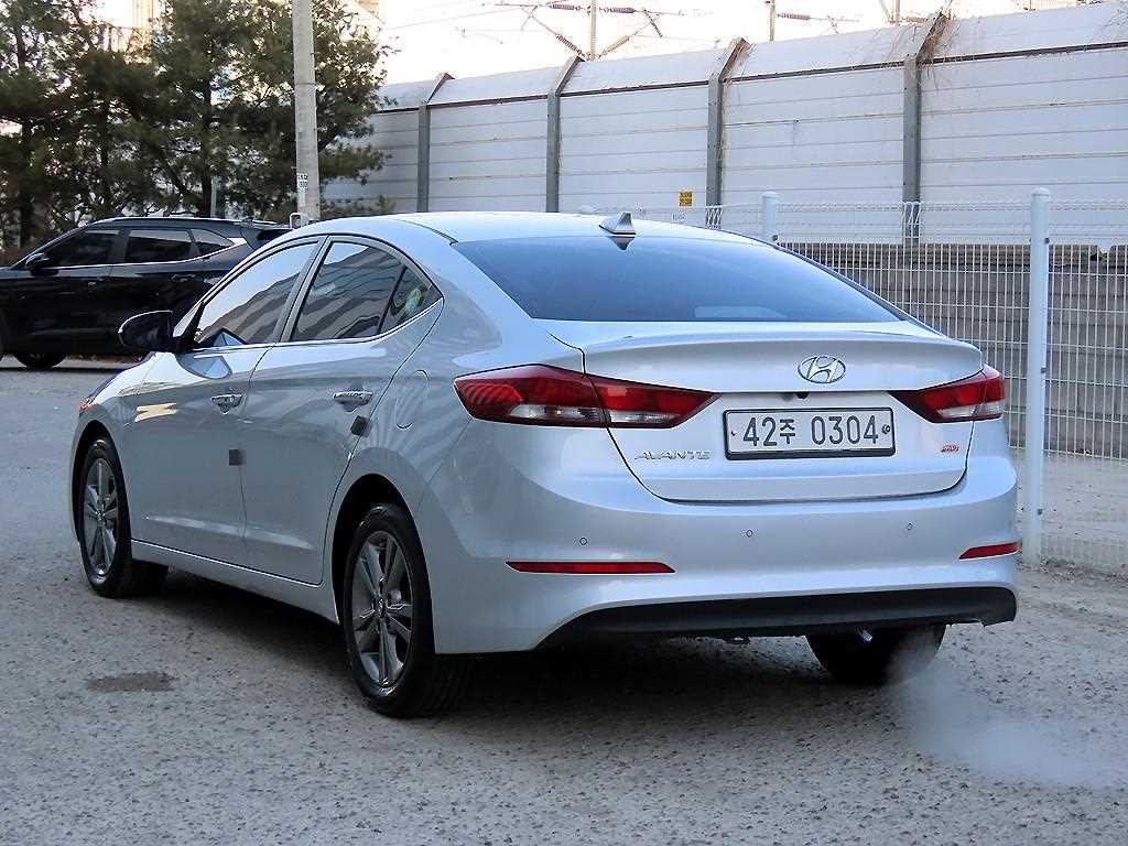 HYUNDAI Avante - Vista 3