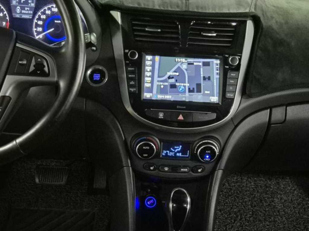 HYUNDAI Accent - Vista 11