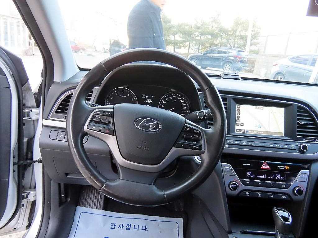 HYUNDAI Avante - Vista 8