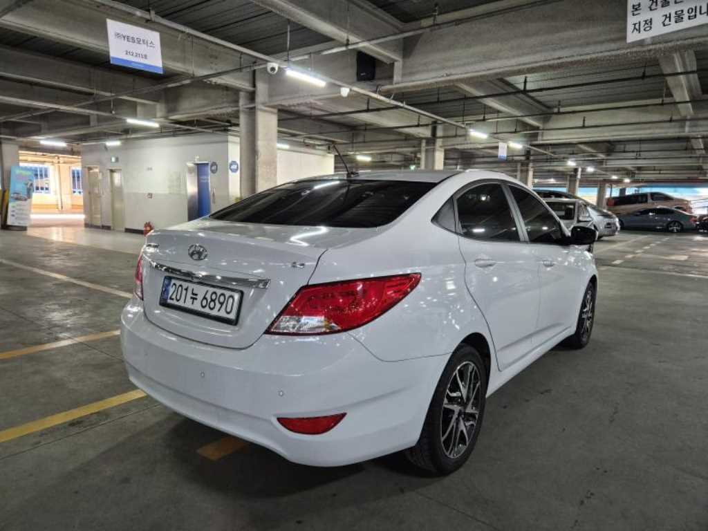 HYUNDAI Accent - Vista 5