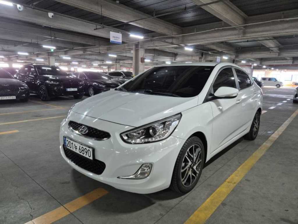 HYUNDAI Accent - Vista 2