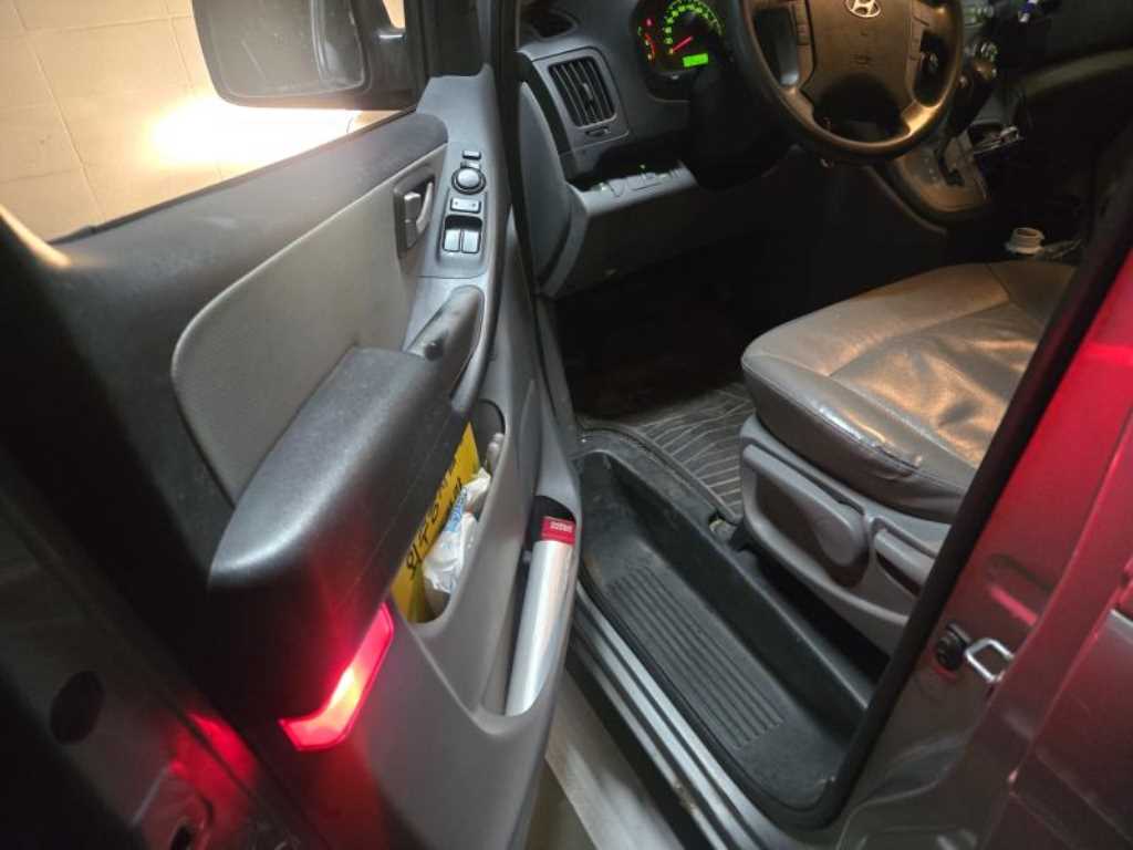 HYUNDAI Starex - Vista 7