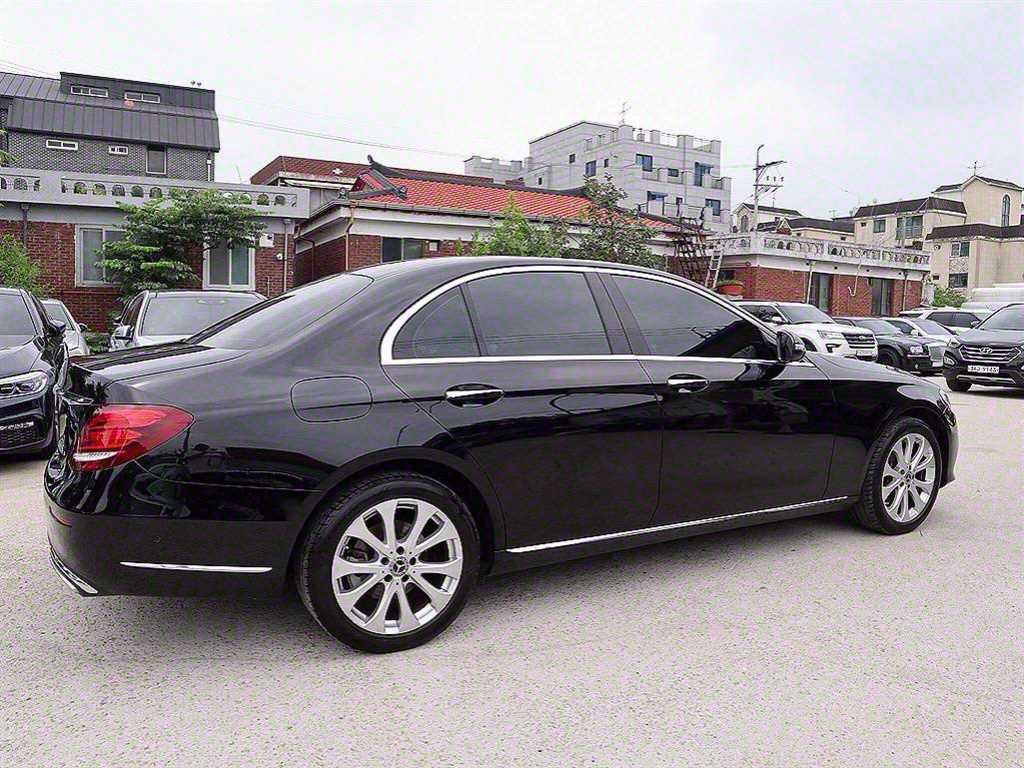 Mercedes Benz E class - Vista 4