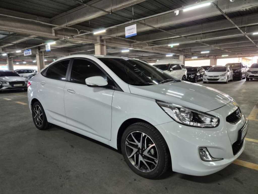 HYUNDAI Accent - Vista 6