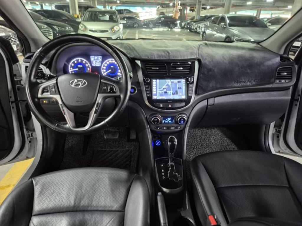 HYUNDAI Accent - Vista 9