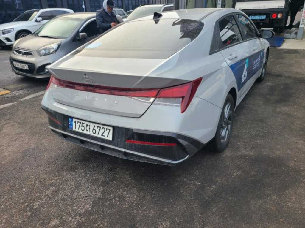 HYUNDAI Avante - Vista 5