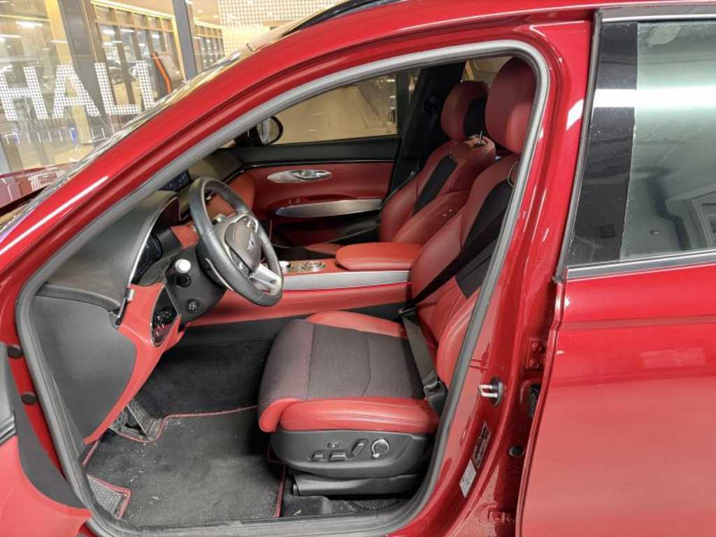 Genesis GV70 - Vista 8