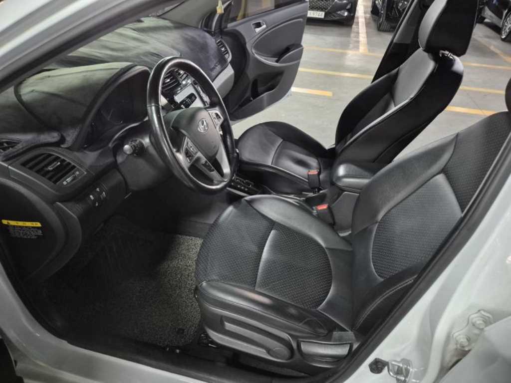 HYUNDAI Accent - Vista 7