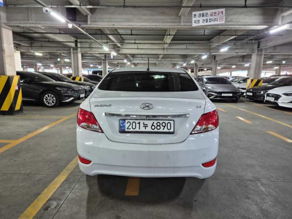 HYUNDAI Accent - Vista 4