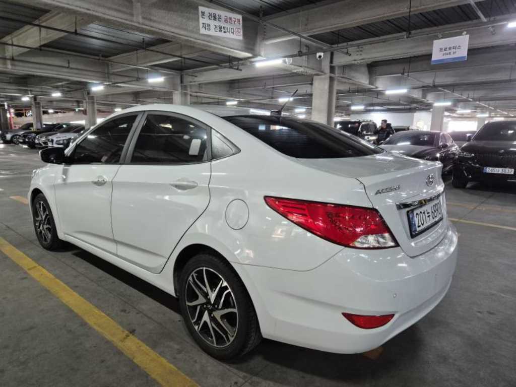 HYUNDAI Accent - Vista 3