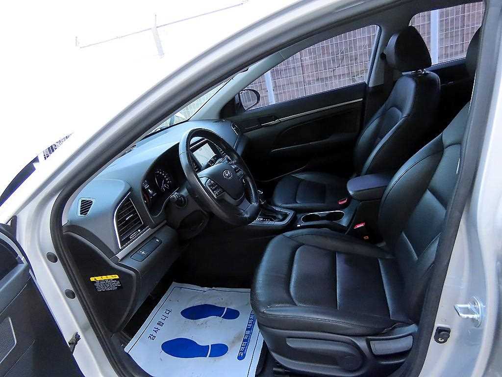 HYUNDAI Avante - Vista 5