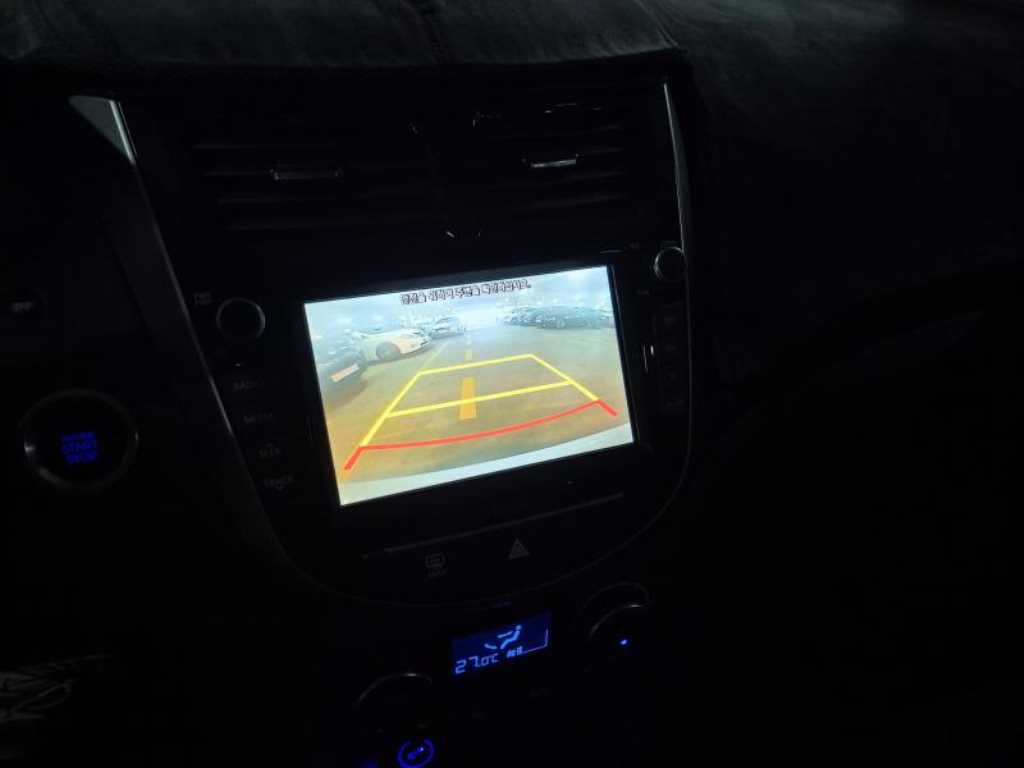 HYUNDAI Accent - Vista 12