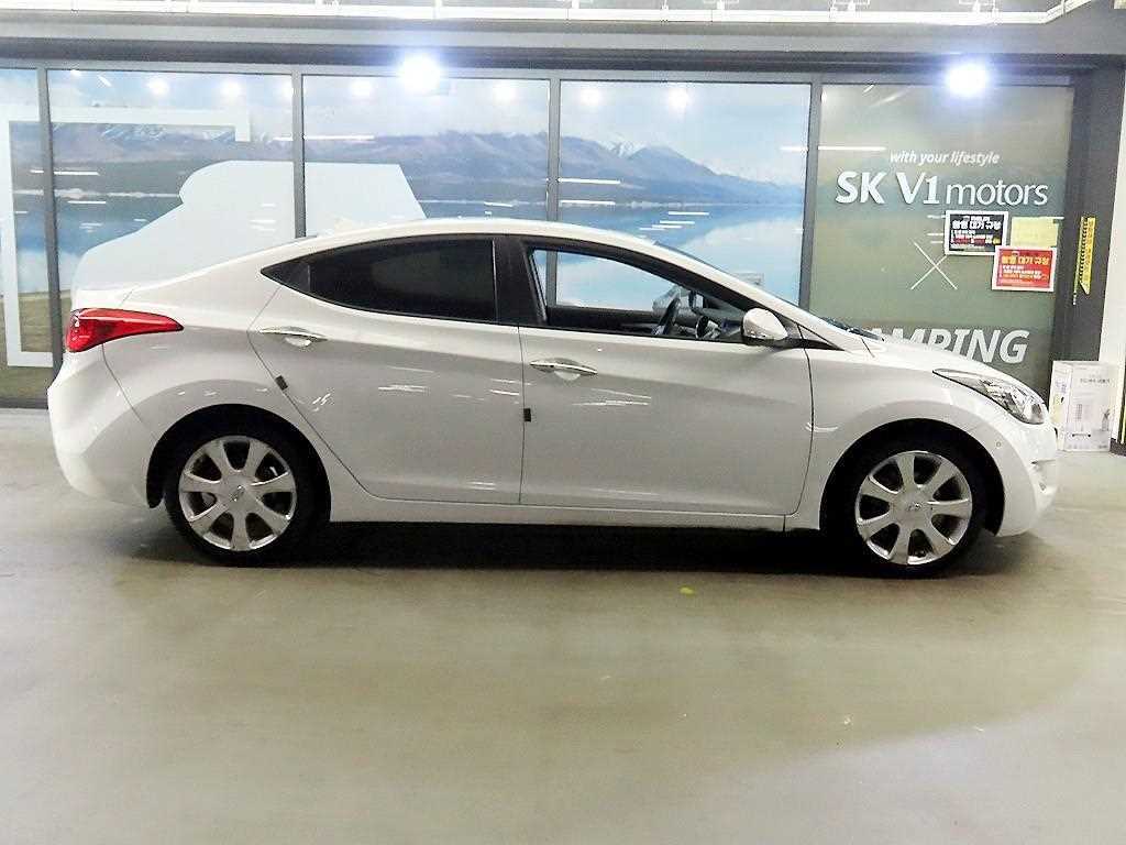HYUNDAI Avante - Vista 3