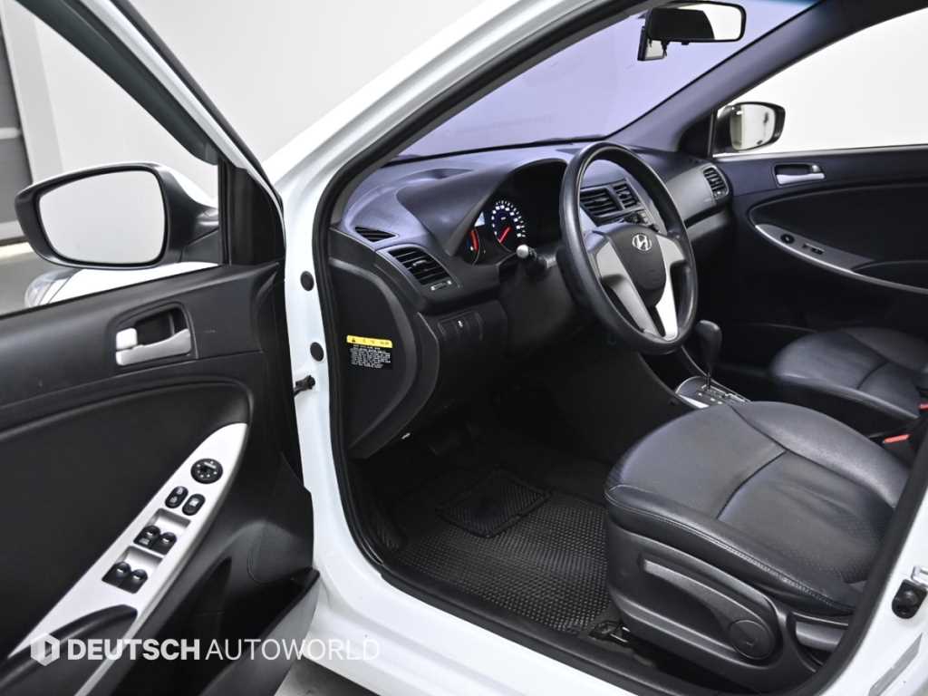 HYUNDAI Accent - Vista 11