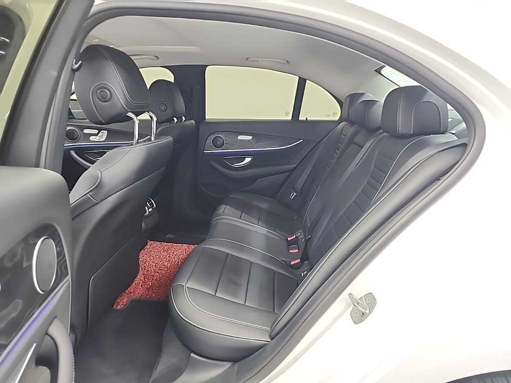 Mercedes Benz E class - Vista 12