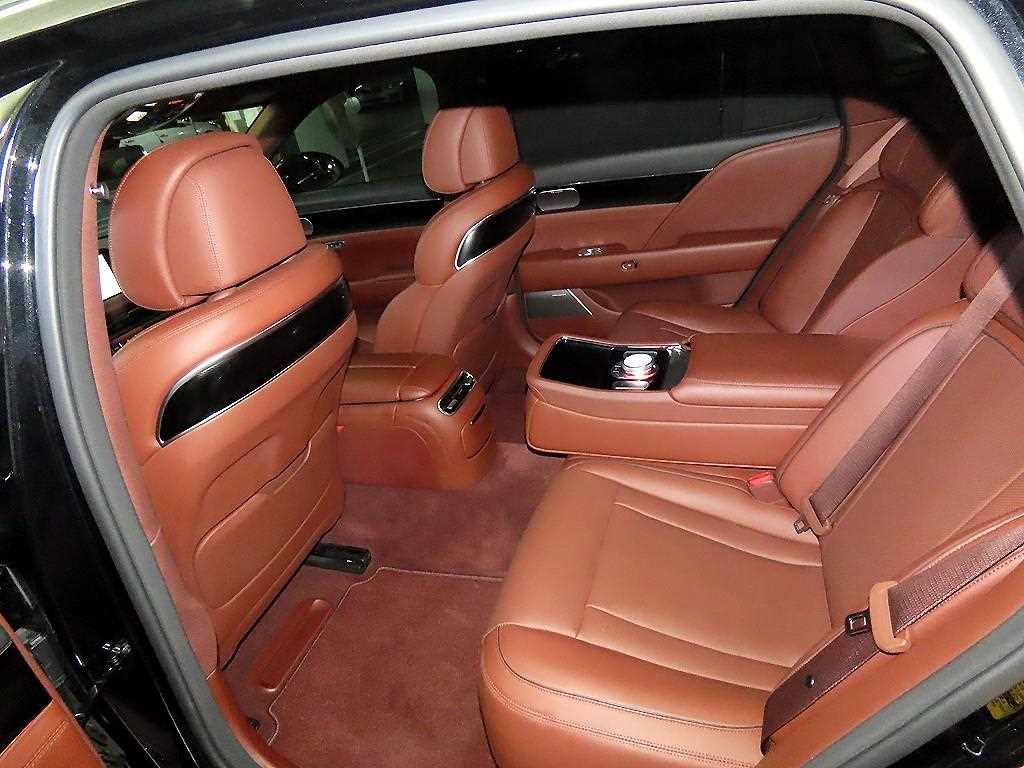 Genesis G90 - Vista 7