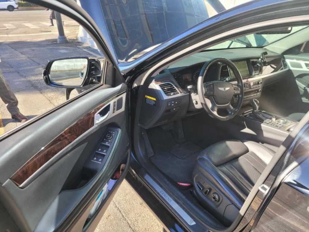 HYUNDAI Genesis - Vista 6