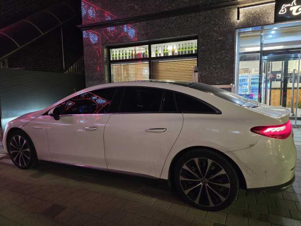 Mercedes Benz EQE - Vista 3