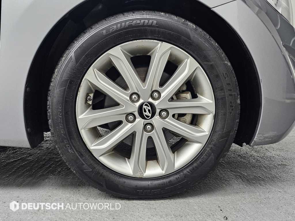 HYUNDAI Avante - Vista 5