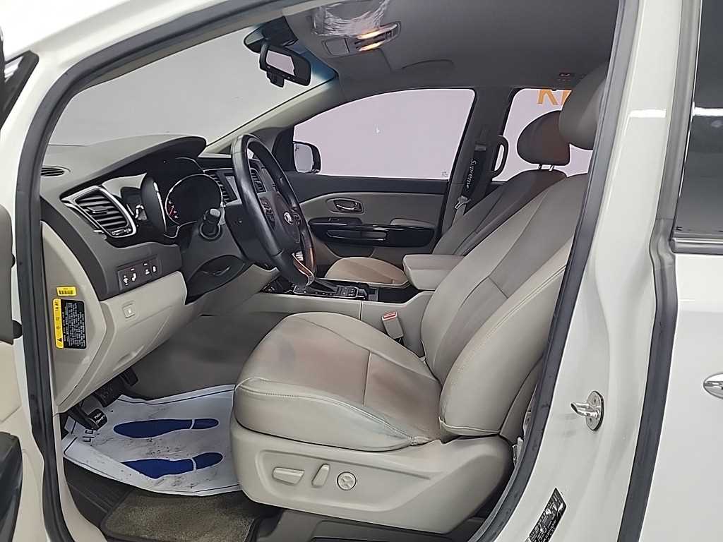 KIA Carnival - Vista 11