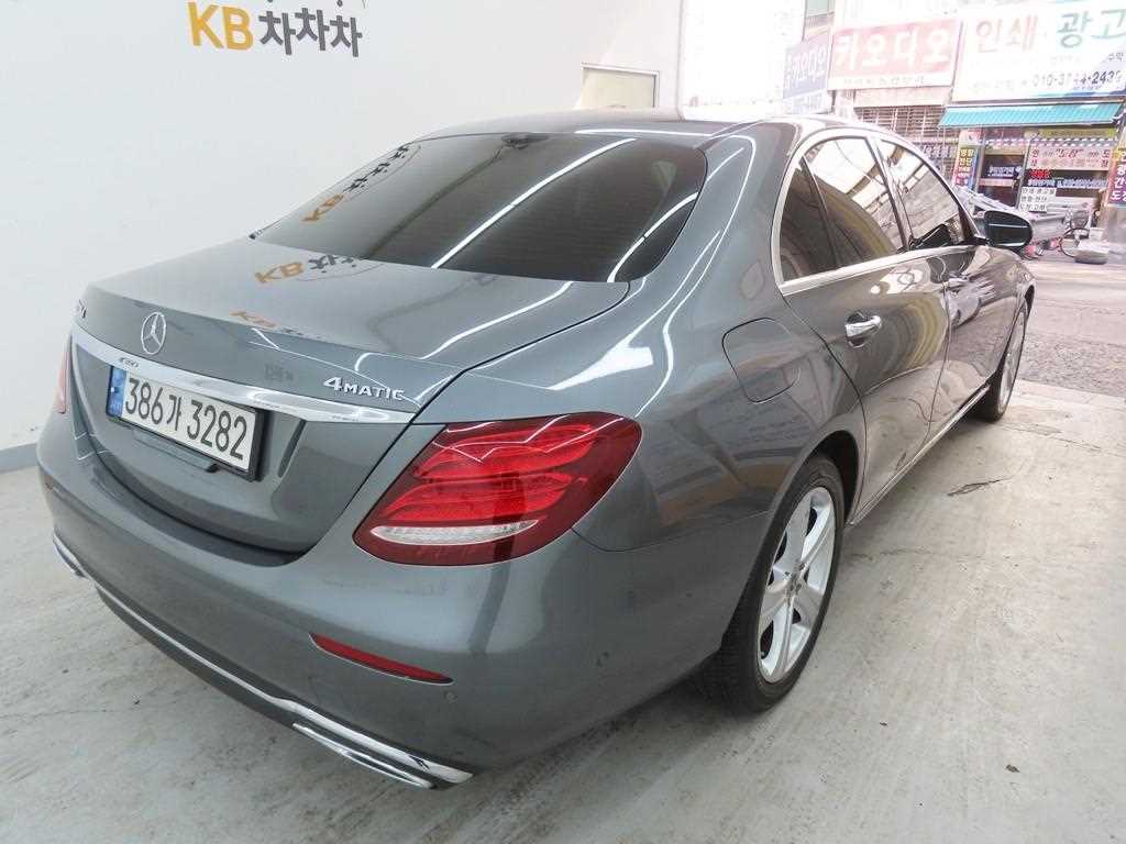 Mercedes Benz E class - Vista 3
