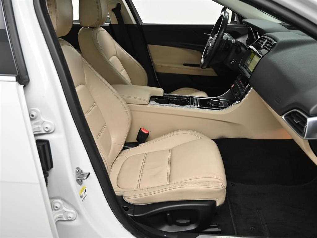 Jaguar XE - Vista 10